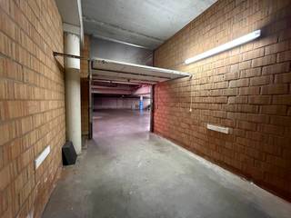 Vlot inrijdbare garagebox met een kantelpoort gelegen op -1 niveau in het garagecomplex van Residentie Neoportus. Zeer centraal gelegen in Nieuwpoort-Bad, nabij de havengeul en het maritiem park.<br />Afmetingen van de enkele garagebox: 5,35 m x 2,96 m<br />Ideaal als veilige parkeerplaats of als interessante investering op een toplocatie.