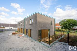 Deze goed georiënteerde, energiezuinige halfopen nieuwbouwwoning is gelegen in Elst en afgewerkt met uiterst duurzame materialen. <br /><br />Op het gelijkvloers bevinden zich de inkomhal met bezoekerstoilet, leefruimte met open ingerichte keuken en afzonderlijke berging, terras en tuin. De bovenverdieping omvat 3 slaapkamers, ingerichte badkamer met inloopdouche, technische ruimte en apart toilet.<br /><br />Voorzien van bijhorende carport en mogelijkheid tot het huren van een extra autostaanplaats voor 30 EUR/maand.<br /><br />Deze woningen zijn afgewerkt met uiterst duurzame materialen en zeer energiezuinig afgewerkt conform de huidige normen. Elke woning beschikt over een individuele regenwaterput van 10.000 liter die aangesloten is op de toiletten, wasmachine en buitenkraan. Tevens zijn er zonnepanelen voorzien per woning (conform EPB-normen). <br /><br />Beperkte syndickost van 20 EUR/maand provisie.<br /><br />Alles is volledig geschilderd en afgewerkt met lichtarmaturen, kortom instapklaar! Beschikbaar vanaf 1 oktober 2026!<br /><br />Voor meer informatie of een bezoek bel Stefanie op het nummer 055/59 50 10 of email stefanie.browaeys@weinvest.be.