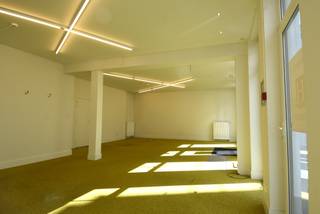 Handelsruimte van ca. 100 m² gelegen in het centrum van Turnhout in onmiddellijke nabijheid van de Grote Markt. <br /><br />Het handelspand maakt deel uit van een kleinschalig project met 4 bovenliggende appartementen. <br />De handelsruimte is netjes ingericht en verdeeld vooraan het pand in een open ruimte, achtergelegen een ruimte met kitchenette, toilet en kelder. Tevens ruime bergruimte met cv-ketel en ventilatiesysteem.<br /><br />Bijzonderheden:<br />* EIGENAAR VOORZIET EEN MOOIE OPSTARTPERIODE WAARBIJ DE EERSTE 6 MAANDEN GEEN HUUPRIJS MOET BETAALD WORDEN<br />* Diverse mogelijkheden (winkel, kantoor,..). <br />* Opslag in de kelderruimte.<br />* achteringang<br />* vooraan het pand zijn 2 inkomdeuren aanwezig