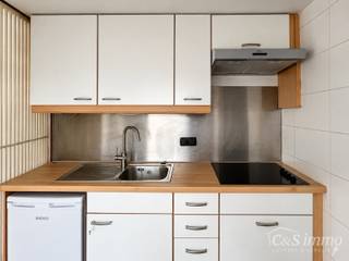 <p>Duplex studio met terrasje (zuid gericht) nabij centraal station, autostrade en de winkels. In een goed onderhouden gebouw, gelegen op de 4e verdieping. Inkomhal met apart toilet en vestiaire, open keuken met kookplaat, dampkap en ijskast. Lichte woon- en eetkamer (ca. 20m²) op tegelvloer met toegang tot het terras met een mooi uitzicht. Mezzanine slaapkamer (ca. 12m²) met een maatkast. Aansluitend de vernieuwde badkamer (ca. 6 m²) met ligbad, badkamermeubel en handdoekradiator. Beschikbaar vanaf 01/01/2027<br />AK: 140 euro prive water en verwarming / gemeenschappelijke delen / syndicus / poets / liften</p>