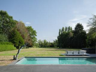 <strong>Imposante villa (BJ 2015) met onder meer vijf slaapkamers, twee badkamers, een buitenzwembad en een sfeervol ingericht bijgebouw met sauna, gelegen in Laarne.</strong><br /><br />Deze ruime villa (ca. 380 m²) met een hoge afwerkingsgraad is gelegen nabij het centrum van Laarne. Winkels en dagelijkse voorzieningen bevinden zich in de nabije omgeving, terwijl de vlotte verbinding met de R4 en E17 zorgt voor een uitstekende bereikbaarheid.<br /><br />De woning bevindt zich op een royaal terrein van circa 6.650 m², waar de groene omgeving zorgt voor een uitgesproken gevoel van ruimte en privacy. Aan de voorzijde van de villa is ruime parkeergelegenheid voor zes wagens voorzien.<br /><br />Met vijf slaapkamers en twee badkamers, waaronder de hoofdslaapkamer met doorloopdressing en en-suitebadkamer op het gelijkvloers, biedt de woning bijzonder veel ruimte en comfort. De royale leefruimtes, met onder meer een ruime keuken met kookeiland, Miele-toestellen, La Cornu gasfornuis en wijnfrigo, sluiten dankzij de grote raampartijen mooi aan op de buitenomgeving. Dit alles maakt van de woning een bijzonder aangename en volwaardige gezinswoning.<br /><br />Ook op het vlak van wooncomfort is deze recente villa met EPC A-label toekomstgericht uitgerust, met onder meer een warmtepomp, vloerverwarming, externe zonnewering en maar liefst 48 zonnepanelen.<br /><br />Het vrijstaande bijgebouw werd ingericht als volwaardige wellnessruimte met sauna, douche en gashaard. Op de verdieping bevindt zich een rust- of slaapgedeelte, waardoor het geheel zich eveneens uitstekend leent als gastenverblijf. Aansluitend aan het terras bevindt zich een ruim buitenzwembad, aangevuld met een buitendouche en jacuzzi.<br /><br /><strong>Kortom, een luxueuze en instapklare villa (BJ 2015) op een uitzonderlijk ruim terrein, met buitenzwembad en een veelzijdig bijgebouw.</strong>
