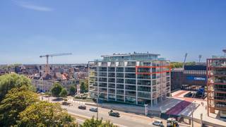 Bel appartement d'angle à vendre situé le long de l'avenue du Nord avec un bel espace de vie, de la lumière et une vue sur le golf de Wellington. Disposition : - espace de vie unique avec une belle vue dégagée- cuisine entièrement équipée avec évier, réfrigérateur avec congélateur, plaque à induction, refroidisseur à tiroirs, tiroir-réchaud, machine à café, four combiné et lave-vaisselle- deux grandes terrasses (avant et arrière)- toilettes séparées pour les invités- hall de nuit avec placards intégrés- rangement - salle de bain avec douche à l'italienne, toilettes et raccordement pour machine à laver- dressing avec salle de bain attenante- chambre 1 (11 m²) avec accès à la terrasse- chambre 2 (14 m²) avec accès à la terrasse Avantages : - appartement d'angle et de passage unique avec une luminosité exceptionnelle- espace de vie très spacieux - situation centrale à proximité de la mer, des commerces et des transports en commun- Label EPC : AVous recherchez un appartement unique ? Contactez-nous pour une visite sur place.