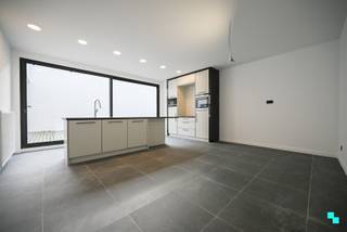 Ontdek dit volledig vernieuwd gelijkvloers appartement met<strong> twee slaapkamers</strong> (waarvan één volwaardige) en een aangenaam zonneterras in hartje Wevelgem. Het gebouw werd in 2025 volledig vernieuwd en vergund tot een kleinschalige residentie bestaande uit twee appartementen en drie garageboxen. Het betreffende appartement heeft een bewoonbare oppervlakte van ca. 76m² (volgens opmetingen) en is volledig instapklaar. Inkomhal, eerste (kleinere) kamer, de volwaardige slaapkamer, de badkamer met inloopdouche, wastafel en toilet, alsook de open geïnstalleerde keuken en woonkamer met aansluitend terras. Het terras is op heden nog open met de doorrit naar de garageboxen, maar deze kan door de koper perfect wordt ingericht om privacy te waarborgen. CV op aardgas | Elektriciteit conform | Asbestveilig | EPC label C (geen renovatieverplichting) | Plattegrond hieronder te downloaden. Laurence (BIV 541 501) organiseert voor dit appartement de bezoeken, mits het maken van een afspraak.