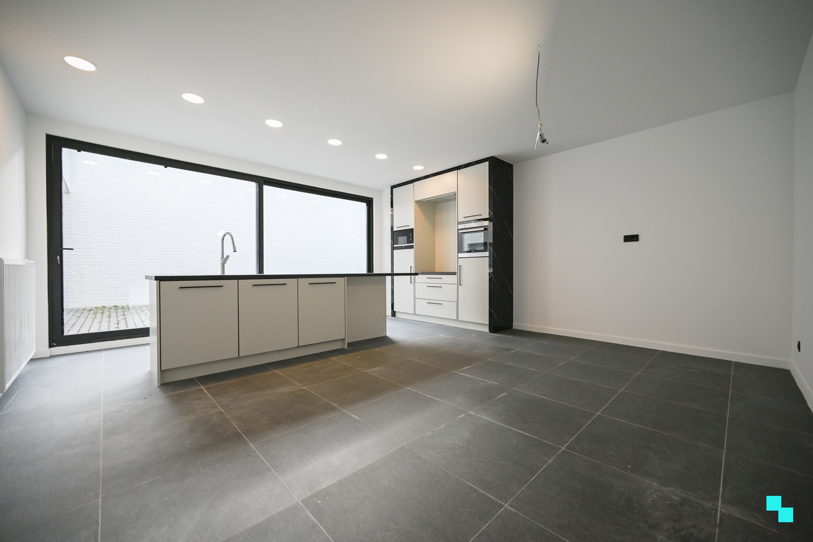 Compleet vernieuwd gelijkvloers appartement met zonneterras in hartje Wevelgem - foto 1