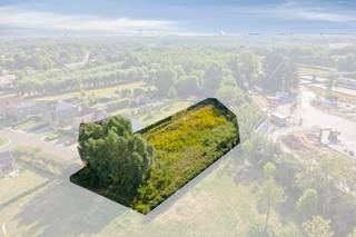 Een unieke kans op Cannaerthof te Marke! <br />Residentieel, perfect gelegen grond van 2098m² te koop. <br /><br />Deze grond biedt u de mogelijkheid om een woning naar eigen wens en smaak te realiseren in een residentiële omgeving. <br />Laat uw verbeelding de vrije loop en creëer uw ideale thuis op dit mooie perceel.<br /><br />De vlotte bereikbaarheid, de ideale oppervlakte en de aangename breedte-diepte zijn slechts enkele van de vele troeven!<br /><br />Contacteer Sarah Hanson - 0493 25 46 80 - sarah.hanson@dewaele.com - voor meer informatie omtrent de bouwmogelijkheden. <br /><br />Bestuursmaatregelen in het maatregelenregister: nee