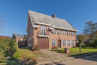 <p>Ben je op zoek naar een ruime woning met vijf slaapkamers en veel potentieel in een rustige en groene buurt van Mechelen? In de gegeerde wijk Kauwendael vind je deze vrijstaande woning op een mooi perceel met een aangename tuin.<br /><br />De woning ligt in een doodlopende straat vlak bij het Tivolipark. Het centrum van Mechelen bereik je vlot met de fiets en dankzij de goede verbindingen naar de E19 en de R6 geniet je van een uitstekende bereikbaarheid. In de nabije omgeving vind je bovendien verschillende winkels en supermarkten.<br /><br />Je komt binnen via een ruime inkomhal met een authentieke trap naar de eerste verdieping.<br /><br />Op het gelijkvloers bevindt zich de leefruimte met veel lichtinval en zicht op de tuin. Aansluitend vind je de keuken met plaats voor een eethoek. Verder beschikt het gelijkvloers over een toilet, garage en praktische zij-ingang.<br /><br />Via de zij-ingang bereik je een tweede trap naar de verdieping en de zolder.<br /><br />De eerste verdieping bestaat uit een ruime overloop, vijf slaapkamers (waarvan drie met lavabo), een badkamer en een apart toilet. Hierdoor zijn er heel wat mogelijkheden, bijvoorbeeld voor een groot gezin, bureau of hobbyruimte.<br /><br />De zolderverdieping vormt een grote troef met een zolder van meer dan 100 m² (met verwarming en twee ramen). Daarnaast is er nog een tweede kleinere zolder met extra bergruimte.<br /><br />De woning beschikt over een EPC-label D en een alarmsysteem.<br /><br />Ben je op zoek naar een ruime gezinswoning met mogelijkheden op een rustige locatie in Mechelen? Neem gerust contact met ons op voor meer informatie of een bezoek.</p>