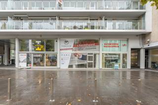 <p><strong>Wordt gerenoveerd (inrichting bespreekbaar met de nieuwe huurder)<br /></strong>Dit handelspand aan De Merodecenter 9 bus 19 in Turnhout zal nog worden gerenoveerd. De renovatie en verdere afwerking kunnen, waar mogelijk, in overleg met de toekomstige huurder worden afgestemd, zodat het pand optimaal kan worden ingericht volgens de noden van de nieuwe handelszaak.</p>
<p>Het pand beschikt over een uitstekende commerciële ligging en geniet een grote visibiliteit dankzij de ligging langsheen de drukke De Merodelei.</p>
<p><strong>Ruim en veelzijdig handelspand<br /></strong>De verkoopsruimte is verdeeld over een voorste en achterste gedeelte:<br /><br />- Voorste gedeelte: ca. 60 m² + mezzanine (huurprijs 1.150 euro)<br />- Achterste gedeelte: ca. 77 m² + mezzanine (huurprijs 750 euro)<br />- Totale oppervlakte: ca. 137 m², exclusief de extra mezzanineruimte<br />- Totale hoogte: maar liefst 5 meter<br /><br />Het voorste en achterste gedeelte beschikken elk over een eigen ingang. Hierdoor bestaat de mogelijkheid om het pand op te delen in <strong>twee afzonderlijke handelsruimtes</strong>, wat interessant kan zijn voor meerdere zelfstandigen of verschillende commerciële activiteiten.</p>
<p><strong>Grote visibiliteit en rustige binnentuin<br /></strong>Het voorste gedeelte bevindt zich langsheen de<strong> </strong>drukke De Merodelei, wat zorgt voor een grote zichtbaarheid en commerciële aantrekkingskracht.</p>
<p>Achteraan loopt de verkoopsruimte over een lengte van ongeveer 11 meter uit op een rustige binnentuin. Deze combinatie van een zeer zichtbare voorzijde en een rustige achterzijde maakt het pand bijzonder veelzijdig.</p>
<p>Heeft u interesse? Neem contact met ons op voor meer informatie of een bezoek ter plaatse.</p>