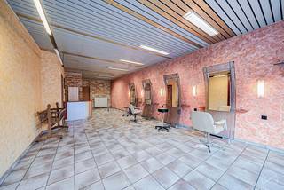 We Invest Centre Hainaut vous présente cette maison bel-étage accompagnée d’un rez commercial, idéalement située à proximité immédiate de la place...