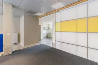 <p>Investeren in zekerheid en zichtbaarheid. Dit handelspand bevindt zich op een <strong>toplocatie </strong>in het centrum van Boechout, waar winkels en horeca zorgen voor een levendige passage. Ideaal voor wie op zoek is naar een <strong>stabiele vastgoedbelegging</strong>.</p><p>Het pand bestaat uit een mooie handelsruimte met veel daglicht. De indeling is flexibel en biedt mogelijkheden voor diverse commerciële activiteiten.</p><ul><li>Het pand is verhuurd aan 1.475 euro per maand.</li><li>Strategisch interessante locatie</li><li>Instapklaar en goed onderhouden</li></ul>