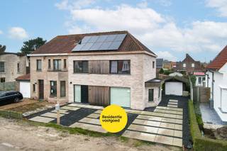 Deze ruime halfopen woning werd grondig vernieuwd en combineert hedendaags wooncomfort met een solide structuur. De leefruimte is lichtrijk en...