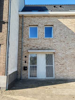 Deze prachtige nieuwbouw rijwoning in Wetteren biedt alles wat je zoekt in een ideale woning. Met een tuin, vier slaapkamers, twee badkamers en...
