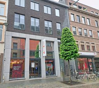 Prachtig, instapklaar winkelpand met een zeer hoogwaardige afwerking. Gelegen pal in het commerciële centrum van Lier, vlakbij H&M, CKS,...