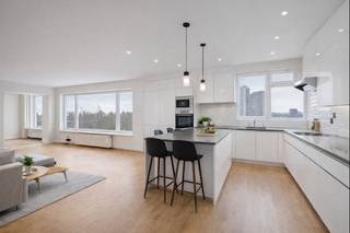 Bent u op zoek naar een eigen woning of een interessante investering?Lees hier dan zeker even verder !Dit appartement heeft talrijke troeven, waar je...