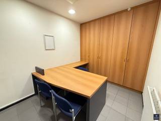 COMMERCIEEL GELEGEN HANDELSRUIMTE Op een uiterst gunstige locatie in het centrum van Vrasene, met een vlotte verbinding naar invalswegen en...