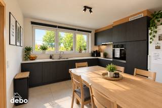 Bent u op zoek naar een <strong>ruim, verzorgd en energiezuinig appartement</strong> met veel lichtinval én aangename buitenruimte? Dan is dit instapklare appartement absoluut een bezoek waard.<br />Dit nieuwbouwappartement 2021 is gelegen op het 1ste verdiep te Harelbeke, op wandelafstand van grote Markt, omvattende o.a. :<br />- Inkomhal<br />- R<strong>uime en lichtrijke leefruimte</strong> met plaats voor zowel een gezellige zithoek als een volwaardige eethoek<br />- Aansluitend bevindt zich de <strong>moderne, volledig ingerichte keuken</strong>, voorzien van veel kastruimte en hedendaags comfort<br />Verder beschikt het appartement over <strong>2 slaapkamers</strong>, waaronder een ruime hoofdslaapkamer, en een verzorgde badkamer met <strong>inloopdouche en lavabomeubel.</strong><br />Een grote troef is het <strong>ruime terras</strong>, waar u heerlijk buiten kunt genieten. Daarnaast beschikt het appartement over een <strong>privé tuintje</strong>, een bijzonder aangename extra voor wie graag wat groen en buitenruimte heeft.<br />Ook aan praktisch comfort is gedacht: bij het appartement hoort een <strong>private garage</strong> en in het gebouw is er bovendien een <strong>ruime gemeenschappelijke fietsenberging</strong> en een <strong>afzonderlijke berging voor vuilnis</strong>.<br />Dankzij de combinatie van <strong>ruimte, energiezuinigheid, 2 slaapkamers, terras, privétuin en garage</strong> is dit een bijzonder compleet appartement dat zowel geschikt is voor eigen bewoning als voor wie op zoek is naar een comfortabele en onderhoudsvriendelijke woonst.<br /><strong>Troeven:</strong>
<ul>
	<li><span>Energiezuinig appartement </span></li>
	<li><span>Ruime en lichtrijke leefruimte </span></li>
	<li><span>Moderne ingerichte keuken </span></li>
	<li><span>2 slaapkamers </span></li>
	<li><span>Verzorgde badkamer met inloopdouche </span></li>
	<li><span>Ruim terras </span></li>
	<li><span>Privé tuintje </span></li>
	<li><span>Private garage </span></li>
	<li><span>Gemeenschappelijke fietsenberging </span></li>
	<li><span>Afzonderlijke berging voor vuilnis </span></li>
	<li><span>Instapklaar en uitstekend onderhouden </span></li>
</ul>
<strong>Een ruim en comfortabel appartement waar binnen- en buitenruimte perfect samenkomen!<br />Contacteer ons gerust voor een 1ste aangenaam bezoek. </strong>