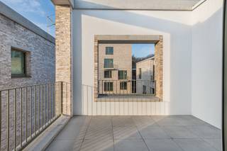 Ontdek dit prachtige nieuwbouwappartement in een rustige wijk, op slechts 10 minuten fietsen van het centrum van Mechelen.<br /><br />Het appartement bevindt zich op de tweede en hoogste verdieping van een kleinschalig appartementsgebouw met slechts 6 units. Het beschikt over 2 slaapkamers, een badkamer met douche en dubbel lavabomeubel, een apart toilet en een ruime, lichte leefruimte met open keuken die uitmondt op een heerlijk terras. Daarnaast is er een grote berging, ideaal voor het plaatsen van je wasmachine en droogkast.<br /><br />Bij het appartement hoort een ondergrondse autostaanplaats. Indien beschikbaar kan gekozen worden voor een parkeerplaats met laadpaal tegen een maandelijkse vergoeding van €20,00. De gemeenschappelijke kosten bedragen €85,00 per maand.<br /><br />Een instapklare, comfortabele woonst op een toplocatie – perfect voor wie rust zoekt dichtbij het centrum van Mechelen.