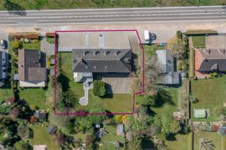 Vous recherchez une propriété qui allie à la perfection habitat et travail ? Découvrez cette charmante villa avec bureaux, située à un...