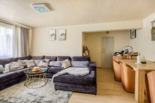 Au septième étage se trouve cet appartement lumineux de deux chambres à rafraîchir, avec cave privative.La disposition comprend un hall d’entrée, une...