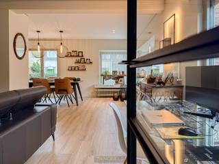 <strong><span><span>1ste bezoekdag </span></span><span><span>zaterdag 6 december</span></span><span><span>! Inschrijven kan via </span></span><span><span>www.nobels.be</span></span><span><span> onder referentienummer </span></span><span><span>4196524</span></span><span><span>.</span></span><br /><br />INSTAPKLARE HALFOPEN BEBOUWING MET VIJF SLAAPKAMERS</strong>, twee badkamers en zonnige tuin in de nabijheid van het <strong>PROVINCIAAL DOMEIN ZANDBERGEN</strong> en het gemeentelijk domein <strong>DE WARANDE</strong>. Deze <strong>GERENOVEERDE WONING</strong> combineert hedendaags comfort met een <strong>FUNCTIONELE INDELING</strong>. Via de inkomhal kom je in de lichtrijke leefruimte <strong>MET KERAMISCHE PARKETTEGELS</strong>, aansluitend een <strong>VOLLEDIG UITGERUSTE KEUKEN</strong> met toegang tot de badkamer met inloopdouche, gastentoilet en praktische kelder. Op de eerste verdieping bevinden zich <strong>DRIE RUIME SLAAPKAMERS</strong> en een moderne badkamer met ligbad, toilet en stijlvol meubel. Een <strong>VASTE TRAP</strong> leidt naar de zolderverdieping met <strong>TWEE BIJKOMENDE SLAAPKAMERS</strong> en een extra bergruimte. De woning beschikt over een ruime oprit, <strong>AFZONDERLIJKE GARAGE, ZONNETERRASSEN EN EEN MOOI GEORIËNTEERDE TUIN</strong>. Dankzij <strong>ZONNEPANELEN, HOOGRENDEMENTSBEGLAZING, CONFORME ELEKTRISCHE INSTALLATIE </strong>en CV op aardgas is deze woning energiezuinig. Gelegen <strong>OP WANDELAFSTAND</strong> van scholen, winkels, openbaar vervoer, sportfaciliteiten en het stadscentrum.<br /><br />Adres: Paardenkerkhofstraat 33 te Wetteren<br /><br />Geen renovatieplicht; P-score: C, G-score: A