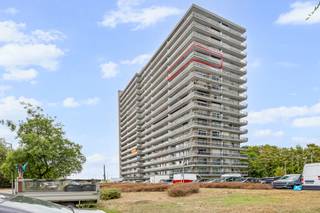 Hoekappartement met groot hoekterras , 2 slaapkamers en veel lichtinval en prachtig zicht op Antwerpen.<br />Dit appartement bevindt zich op de 13 de verdieping en heeft een mooie living met veel lichtinval.<br />Via de inkom komen we in de living (allen op parketvloer) die toegang geeft tot het terras.<br />Via de gang bereiken we het aparte WC, de badkamer , de keuken en de 2 slaapkamers.<br /><br />De badkamer is uitgerust met een dubbel lavabomeubel, een inloopdouche en er is een aansluiting voor de wasmachine en droogkast, dit allen op een stenen vloer.<br /><br />De keuken heeft kasten boven en onder, een ceramische kookplaat en dampkap, een spoelbak en een ijskast en geeft ook uit op het terras.<br /><br />De 2 slaapkamers hebben een parketvloer en beide toegang tot het zijdelingse terras.<br /><br />De ramen zijn pvc dubbel glas en de verwarming is op gas.<br /><br />Zeer gunstig EPC LABEL B !<br /><br />Kortom zoekt u een lichtrijk appartement met prachtig zicht op de stad Antwerpen en groot terras is dit uw appartement.<br /><br />Aan het appartement is een privatieve kelder verbonden.<br /><br />Mogelijkheid tot aankoop van een ondergrondse garage aan €20.000.<br /><br />Er is tevens een mogelijkheid om 2 bovengrondse staanplaatsen aan te kopen aan €10.000 per stuk. <br /><br />Stedenbouwkundige inlichtingen zijn in aanvraag.<br /><br />Voor meer info of een bezoek ter plaatse kan u vrijblijvend contact opnemen met Philip op het nr.: 0476/999.029 of philip@reds.be.