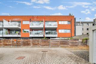 <strong>PRACHTIG </strong>afgewerkt <strong>luxe appartement</strong> op een <strong>TOP ligging </strong><br />2 de verd met lift <br />Het appartement beschikt over hoogwaardige, op maat gemaakte inbouwkasten die naadloos geïntegreerd zijn in vrijwel elke ruimte, wat zorgt voor een stijlvolle afwerking en een overvloed aan praktische bergruimte.<br />De volledig uitgeruste designkeuken biedt tal van opbergmogelijkheden en beschikt over een geïntegreerde eettafel.<br />De lichtrijke woonkamer met salonhoek geniet van een prachtig zicht op het terras en het omliggende groen.<br />Hoewel het appartement zich in het hart van de stad bevindt, ervaart u hier een oase van rust.<br />Op maat gemaakte wandkasten en een subtiel geïntegreerde bureauruimte benadrukken de doordachte inrichting en de hoogwaardige afwerking van dit zeer uitzonderlijke appartement.<br />Mooie badkamer met inloopdouche met strak badmeubel, 2 slaapkamers elk met ingemaakte kasten/dressing verder nog een berging / washoek<br />ruime staanplaats en berging in kelder <br />EPC 87 <br />