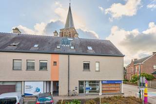 Op zoek naar een veelzijdige handelsruimte met topligging? In het centrum van Meeuwen, pal onder de kerktoren, is dit ruime handelsgelijkvloers van 184 m² beschikbaar. Het pand is nog tot het einde van 2025 in gebruik als kantoor, maar is dankzij zijn indeling geschikt voor diverse doeleinden. Door de vele glaspartijen is er veel daglicht aanwezig en kan er indien nodig een mooie vitrine ingericht worden. <br /><br />Troeven:<br />-Centrale ligging met uitstekende zichtbaarheid<br />-Twee aparte ingangen: opsplitsing mogelijk<br />-Kelder met archiefruimte (20 m²)<br />-Ruime parkeerbox met sectionaalpoort inbegrepen<br />-Voldoende parkeergelegenheid in de omgeving<br /><br />Dit pand biedt ondernemers maximale flexibiliteit: gebruik het geheel of deel het op voor twee aparte activiteiten. Ideaal voor kantoor, praktijk of commerciële invulling.<br /><br />Interesse? Contacteer ons vandaag nog voor meer informatie of een bezoek op 011/39.90.50 of info@jansenrealestate.be