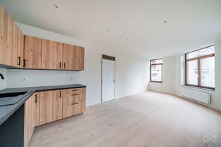 We Invest Liège et Lucas vous présentent cet appartement entièrement rénové, situé dans un immeuble aux communs soignés et récemment remis à neuf.<br /><br />L’appartement, d’une superficie PEB de 78 m² (PEB C), offre un confort moderne grâce à une rénovation complète : isolation des parois, nouveaux revêtements de sol, cuisine semi-équipée et salle de bains entièrement remise à neuf. L’appartement bénéficie d’une disposition fonctionnelle comprenant un lumineux séjour, une cuisine moderne, deux chambres confortables et une salle de bains élégante. Les compteurs de gaz, d'eau, d'électricité et la chaudière sont séparées. L'électricité est conforme. <br /><br />L’immeuble a également fait l’objet de travaux importants : remise à niveau des communs, installations techniques récentes, nouvelle isolation… L’ensemble assure une gestion énergétique optimisée et un confort durable pour ses occupants.<br /><br />Cet appartement constitue une opportunité idéale pour un acquéreur recherchant un bien sans travaux, dans un immeuble rénové et bien entretenu.