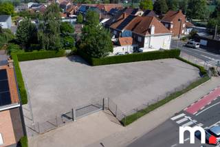 Op zoek naar een strategisch gelegen stuk grond dat meteen inzetbaar is? Dit volledig omheind terrein biedt u de perfecte basis om uw activiteiten...
