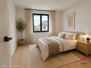 <p><span>Appartement neuf 2 chambres avec terrasse et jardin privatif 91,38 m² PEB A+</span></p><p><span>Au coeur du nouveau quartier résidentiel </span><span>IN SQUARE</span><span>, aménagé sur l'ancien site Saint-Joseph à Gilly, découvrez l'appartement </span><span>C02</span><span>, un agréable logement neuf situé au </span><span>rez-de-chaussée du bâtiment 3</span><span>.</span></p><p><span>L'appartement développe une surface de vente de </span><span>91,38 m²</span><span> et bénéficie d'un très bel espace extérieur composé dune </span><span>terrasse de 10 m²</span><span> prolongée par un </span><span>jardin à jouissance privative de 44,95 m²</span><span>. Il offre ainsi près de </span><span>55 m² d'extérieurs</span><span>, un véritable atout pour un appartement neuf. Le plan de production daté du 20 mai 2026 renseigne actuellement cette unité comme </span><span>invendue</span><span>. </span></p><p><span>Lentrée seffectue par un hall central assurant une séparation agréable entre les espaces de vie et la partie nuit. Celui-ci dessert :</span></p><ul><li><span>un vaste séjour avec espace cuisine ouverte ; </span></li><li><span>deux chambres ; </span></li><li><span>une salle de douche ; </span></li><li><span>un WC indépendant ; </span></li><li><span>un local technique pouvant accueillir les équipements techniques ainsi que l'espace buanderie. </span></li></ul><p><span>La pièce de vie présente une configuration longue et fonctionnelle, permettant d'aménager distinctement la cuisine, la salle à manger et le salon. Elle bénéficie de plusieurs ouvertures, dont une large baie tournée vers la terrasse et le jardin, offrant une belle luminosité naturelle et une continuité agréable entre l'intérieur et l'extérieur.</span></p><p><span>La première chambre, située du côté du jardin, profite également dune grande ouverture extérieure. La seconde chambre se trouve à l'autre extrémité de l'appartement, à proximité du local technique. Cette implantation permet de préserver une bonne intimité entre les différentes pièces. </span></p><h3><span>Un appartement neuf performant</span></h3><p><span>IN SQUARE est conçu comme un quartier </span><span>zéro gaz</span><span>, tourné vers la performance énergétique et la maîtrise des consommations. Les appartements sont annoncés avec un </span><span>label PEB A+</span><span> et bénéficient notamment :</span></p><ul><li><span>d'une enveloppe thermique renforcée ; </span></li><li><span>de radiateurs électriques de nouvelle génération ; </span></li><li><span>d'un sèche-serviette électrique dans la salle de douche ; </span></li><li><span>d'une ventilation double flux individuelle avec récupération de chaleur ; </span></li><li><span>d'un boiler électrique individuel ; </span></li><li><span>de panneaux photovoltaïques individuels en toiture ; </span></li><li><span>d'un onduleur hybride permettant l'ajout ultérieur dune batterie électrique en option. </span></li></ul><p><span>Cette conception limite les besoins en chauffage et évite les frais d'entretien liés à une chaudière individuelle au gaz. </span></p><h3><span>Un nouveau quartier paysager à taille humaine</span></h3><p><span>Le projet privilégie une architecture contemporaine, des bâtiments limités à deux étages, des espaces verts généreux et une circulation essentiellement tournée vers la mobilité douce. Un cheminement cyclo-piéton sécurisé traverse le quartier, tandis que les résidences disposent de locaux à vélos couverts et sécurisés. </span></p><p><span>Un emplacement de parking extérieur doit accompagner la vente de cet appartement deux chambres. La place est attribuée de manière fixe dans le cadre du projet. Il n'est en revanche pas prévu de cave privative. La référence exacte de l'emplacement doit être confirmée au moyen du récapitulatif commercial des disponibilités. </span></p><h3><span>Une situation pratique à Gilly</span></h3><p><span>Le quartier se situe à proximité immédiate des commerces, des écoles et des principaux axes :</span></p><ul><li><span>commerces et services à environ </span><span>300 mètres</span><span> ; </span></li><li><span>école maternelle et primaire à environ </span><span>400 mètres</span><span> ; </span></li><li><span>parc Misonne à environ </span><span>700 mètres</span><span> ; </span></li><li><span>N90 à environ </span><span>850 mètres</span><span> ; </span></li><li><span>nouvel hôpital GHDC Les Viviers à environ </span><span>1,5 km</span><span> ; </span></li><li><span>R3 à environ </span><span>1,5 km</span><span> ; </span></li><li><span>centre commercial Ville 2 à environ </span><span>2,3 km</span><span> ; </span></li><li><span>centre de Charleroi accessible en environ </span><span>8 minutes en voiture</span><span>. </span></li></ul><p><span>La ligne 4 du métro léger ainsi que plusieurs lignes de bus permettent également de rejoindre facilement le centre-ville, la gare de Charleroi-Central et les différents pôles de l'agglomération.<br /><br />Pour tout renseignement complémentaire, l'obtention du dossier commercial complet ou l'organisation d'un rendez-vous, contactez </span><span>TREVI La Propriété</span><span> au </span><span>071/33.37.69</span><span>.</span></p><p><span>Les informations, surfaces, plans, illustrations et prix sont communiqués à titre indicatif et non contractuel. Sous réserve de disponibilité, de modifications techniques et d'acceptation du vendeur. Descriptif non contractuel.</span></p><p><span> </span></p><p><span> </span></p>