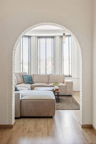 <h3><span>Instapklaar appartement op rustige locatie in Boechout!</span></h3><h3><span> </span></h3><p><span>In een aangename en rustige woonomgeving in Boechout vindt u dit smaakvol gerenoveerde appartement op de eerste verdieping. De woning werd recent grondig aangepakt en afgewerkt met kwalitatieve materialen, waardoor u hier zonder enige zorgen meteen uw intrek kunt nemen.</span></p><p><span> </span></p><p><span>De leefruimte geniet van veel natuurlijke lichtinval en vormt samen met de open, hedendaagse keuken een aantrekkelijke woonomgeving. De keuken werd volledig vernieuwd en biedt alle nodige comfort voor dagelijks gebruik. Ook de badkamer kreeg een complete make-over en is uitgerust met een ruime inloopdouche in een moderne afwerking.</span></p><p><span> </span></p><p><span>Het appartement beschikt over een volwaardige slaapkamer en een bijkomende kamer die flexibel kan worden ingezet volgens uw eigen behoeften. Deze ruimte leent zich perfect als thuiskantoor, dressing, hobbykamer of logeerkamer. Daarnaast is er een handige berging voorzien voor extra opslagruimte.</span></p><p><span> </span></p><p><span>Doorheen het appartement werd veel aandacht besteed aan comfort en functionaliteit. Zo zijn de ramen voorzien van vliegenramen en blijven de op maat gemaakte raamdecoraties aanwezig. Bovendien behaalt het appartement een gunstig EPC-label B, wat zorgt voor een energiezuinig wooncomfort en lagere verbruikskosten.</span></p><p><span> </span></p><p><span>De ligging vormt een extra pluspunt. U woont hier in een rustige straat met voldoende parkeergelegenheid, terwijl winkels, openbaar vervoer en belangrijke verbindingswegen zich op korte afstand bevinden.</span></p><p><span> </span></p><p><span>Dit eigendom is een uitstekende keuze voor wie op zoek is naar een verzorgde en energiezuinig appartement met een hedendaagse uitstraling. </span></p><p><span> </span></p><p><span>Neem contact op voor een bezichtiging of voor meer informatie.</span></p>