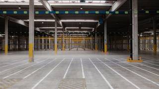 Logistieke toplocatie met 82 laadkades, 2.141 m² kantoren, ruime parkeermogelijkheden en flexibele indeling. Perfect voor bedrijven die...