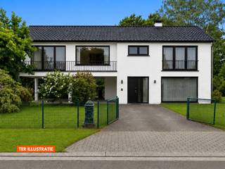 AVERBODE - Bel-Etage woning op groot perceel (totaal +/- 85a) met praktijkruimte en vergunde stallingen<br /><br />Deze charmante bel-etagewoning uit 1965 is gelegen in een bijzonder rustige straat en bevindt zich op een prachtig perceel van maar liefst 54 are. Het eigendom omvat niet alleen de woning met tuin, maar ook een aansluitend stuk weiland. Bovendien beschikt u op wandelafstand over een bijkomende weide van 30 are 90 ca, ideaal voor wie op zoek is naar extra ruimte. Deze ligt in een straat zonder verkeer met veel wandelmogelijkheden.<br /><br />De woning zelf biedt eveneens tal van mogelijkheden. Op het gelijkvloers bevinden zich een inpandige garage, praktische bergruimtes en een grote ruimte die perfect kan worden ingericht als bureau, praktijkruimte of hobbykamer. Op de eerste verdieping vindt u een lichtrijke leefruimte, een keuken, eetplaats, drie slaapkamers en een badkamer.<br /><br />Buiten beschikt het eigendom over verschillende stallingen die zich uitstekend lenen voor het houden van paarden of andere dieren. Hierdoor vormt deze eigendom een ideale opportuniteit voor dierenliefhebbers of voor wie droomt van landelijk wonen met voldoende ruimte rondom zich.<br /><br />Hoewel de woning gerenoveerd dient te worden, biedt ze dankzij haar solide basis, rustige ligging en uitzonderlijke perceeloppervlakte een enorm potentieel. Hier creëert u moeiteloos een warme gezinswoning of een landelijke thuis waar wonen, werken en genieten perfect samengaan. Een unieke kans voor wie op zoek is naar rust, ruimte en talloze mogelijkheden in het mooie Averbode.<br /><br />Voor meer info of een bezoek, aarzel niet om ons te contacteren op 053/60 65 66!