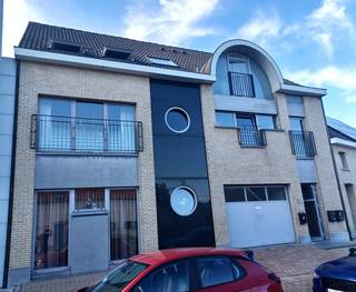 <p>TE KOOP: opbrengsteigendom met 3 appartementen op een perceel van 190 m², gelegen te Zandbergen, met vlotte verbinding naar Ninove en Geraardsbergen.</p>
<p>Deze opbrengsteigendom is een ideale investering voor wie op zoek is naar een project met direct rendement! Alle appartementen zijn reeds geruime tijd verhuurd aan betrouwbare huurders.</p>
<p>Oppervlakte appartementen:</p>
<p>Gelijkvloers: 87 m² (1 slaapkamer, groot terras en garage)</p>
<p>Verd. 1: 95 m² ( 2 slaapkamers + groot terras)</p>
<p>Verd. 2: 66 m² ( 1 slaapkamer)</p>
<p>Meer info beschikbaar op kantoor.</p>
<p>Contacteer ons via email: steven@denderimmo.be of telefonisch op nr 054 50 16 50</p>
<p><br /><br /></p>