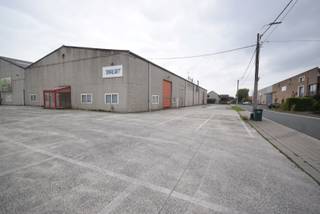 IZEGEMSEAARDEWEG 144/2 - ROESELARE<br /><br />Deze instapklare loods biedt tal van mogelijkheden voor productie, opslag of showroom. Uitgerust met een gepolierde betonvloer, geïsoleerd dak en een hoogspanningscabine voor hoog elektrisch vermogen.<br /><br />De indeling omvat een voorportaal, 3 burelen, een toonzaal of vergaderruimte en een sanitaire kern. De loods is voorbereid voor de montage van rolbruggen, wat ze ideaal maakt voor industriële toepassingen.<br /><br />Bovendien is er ruime parkeergelegenheid voor ca. 20 wagens.<br />Functionele ruimte met sterke troeven op een vlot bereikbare locatie.<br /><br />Voor meer info en/of plaatsbezoek, aarzel niet ons te contacteren.