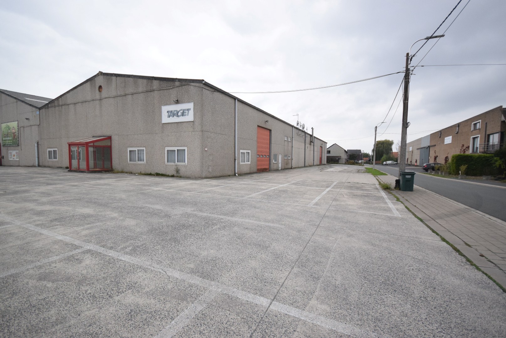 VEELZIJDIGE RUIME LOODS VAN 1150 M² MET BURELEN EN TOONZAAL - foto 1