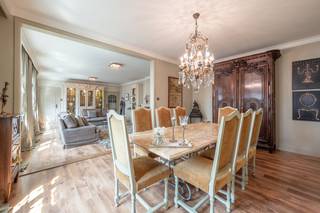 Deze prachtige woning vol karakter en potentieel geniet van een uiterst centrale ligging in het centrum van Brugge. Op heden is de woning opgesplitst in 2 entiteiten, kan makkelijk omgezet worden naar 1 woning. De entiteiten hebben een huidige oppervlakte bij Nr 11 van 253 m<sup>2 </sup>(EPC 758 kWh/m<sup>2</sup>jaar) en bij nummer 13 van 83 m<sup>2</sup> (EPC 455 kWh/m<sup>2</sup>jaar). Deze woning kan dienen als opbrengsteigendom of biedt een mogelijkheid om als vrije beroeper uw activiteiten te beoefenen.<br /><br />De huidige indeling is als volgt:<br />Nr 13 (GLV): Inkomhal, badkamer met douche, wastafel en toilet, 2 slaapkamers, keuken en woonkamer.<br />Nr 11: Inkomhal met vestiaire en trappenhal, ruime dubbele garage, technische ruimte/wasplaats. Op de eerste verdieping vinden we een ruime woonkamer met eetplaats, keuken, 2 ruime slaapkamers waarvan 1 met dressing, nachthal met apart toilet, bureel /wasruimte, badkamer met ligbad, douche en badkamermeubel en berging met trap naar zolderruimte met tal van mogelijkheden.<br /><br />Meerdere bestemmingsmogelijkheden (investeringspand / woon- en werkcombinatie / kangoeroewoning / ...) / GEEN renovatieverplichting wegens geïnventariseerd bouwkundig erfgoed / ...<br /><br />Voor meer informatie of een vrijblijvend bezoek, neem contact op met Michiel op het nummer 0473 255 533.<br />