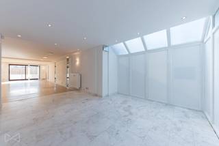 Uitstekende locatie voor deze kantoor-/bedrijfsruimte van 150 m², die naar wens kan worden aangepast. Dubbele ingang, ontvangstruimte, terras aan...