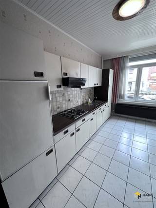 <p><span>Maison (125 m²) avec 2 chambres et jardin en ville à Deurne.</span></p><p><span> </span></p><p><span>Maison bien entretenue de 125 m² avec 2 chambres et un jardin urbain. On entre dans le hall d'entrée qui donne accès au salon et à la cuisine. Au fond du salon se trouve une salle à manger qui débouche à son tour sur la salle de bains avec baignoire, lavabo et toilettes. Celle-ci donne accès au jardin urbain pavé. Au premier étage se trouvent les 2 chambres (toutes deux de 15 m²), dont 1 avec WC. En plus : chauffage central au gaz, double vitrage en PVC et cave très spacieuse. EPC 340  UC 0003892058-1. </span></p><p><span> </span></p><p><span>Pour plus d'informations ou une estimation gratuite, rendez-vous sur <span>www.hansimmo.be</span></span><span>.</span></p><p><span> </span></p><p><span> </span></p>