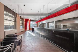 Dit te renoveren handelspand op een goede commerciële ligging biedt tal van mogelijkheden.<br /><br />Op de gelijkvloerse verdieping (140m²) bevond zich voorheen het restaurant, de keuken en een mooi groot overdekt buitenterras.<br /><br />De eerste verdieping (115m²) bevond zich de verbruikszaal en het sanitair.<br /><br />De tweede verdieping bestaat uit een te renoveren appartement met een oppervlakte van 90m².<br /><br />Heel het handelspand is onderkelderd.<br /><br />Stedenbouwkundige inlichtingen zijn in aanvraag.<br /><br />Voor meer info of een bezoek ter plaatse kan u vrijblijvend contact opnemen met Philip op het nr.: 0476/999.029 of philip@reds.be