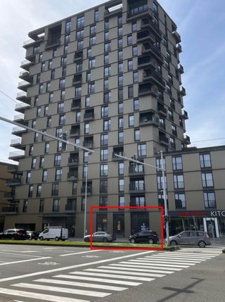 Modern commercieel pand te huur op de grens van Brussel en Vlaanderen. Gelegen naast Vandenborre Kitchen en een meubelwinkel. Troeven: -...