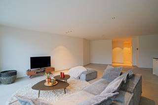 AANKOOP MOGELIJK AAN 6% BTW (op de volledige prijs)<br />Dit prachtig compleet afgewerkt nieuwbouwappartement met 2 slaapkamers heeft een bewoonbare oppervlakte van 109 m².<br />De indeling omvat een gemeenschappelijke en privatieve inkomhal, twee slaapkamers, een badkamer, twee praktische bergingen in het appartement én een extra berging in het gemeenschappelijke gedeelte. De royale leefruimte met keuken van 63 m² vormt het hart van de woning.<br />Buiten geniet u van een aangelegd terras van 12 m² met aansluitend een zonnige tuin van 70 m², ideaal om tot rust te komen.<br />Daarnaast behoort de aankoop van een ondergrondse parkeerplaats tot de mogelijkheden.<br />Profiteer van deze kans om een nieuwbouwappartement mogelijks aan te kopen aan 6% BTW en bespaar zo tot 60.000 Euro.<br />Aarzel niet om ons te contacteren voor bijkomende informatie of een bezoek ter plaatse. <br />duurder afgewerkt (keuken, schilderwerken, vloer, badkamer, elektriciteit, enz.) aan 30.000 euro meerwerken (wordt wel nog verrekend)<br />referentie: 4927