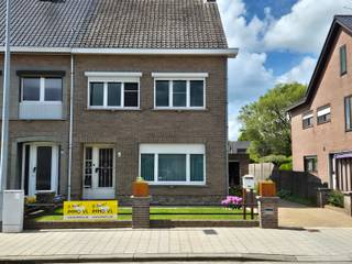Deze verzorgde halfopen bebouwing biedt veel ruimte en comfort en is ideaal voor gezinnen of voor wie graag rustig woont.De woning beschikt over vier...