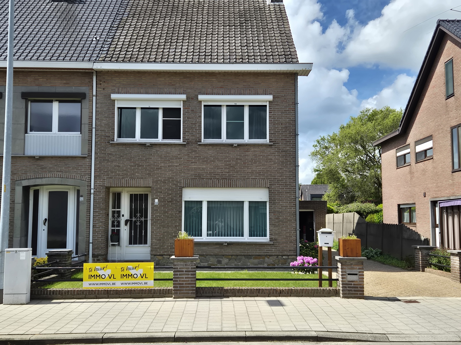 Ruime halfopen bebouwing met tuin en garage - foto 1