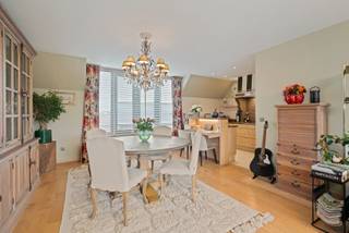 Te koop: lichtrijk appartement met groot terras in Tisselt
<p>Dit verzorgd en lichtrijk appartement is gelegen langs een verbindingsweg in Tisselt en geniet van een vlotte bereikbaarheid. De open leefruimte met aansluitende keuken zorgt voor veel lichtinval en geeft rechtstreeks toegang tot het ruime terras.</p>

<p>Verder beschikt het appartement over een comfortabele slaapkamer, een badkamer met douche en dubbele wastafel, een aparte dressing, een praktische berging, een inkomhal met parlofoon en een afzonderlijk toilet. Met een EPC-label B is het appartement bovendien energiezuinig en toekomstgericht.<br /><br />Garage apart optioneel aan te kopen: 25.000 euro. </p>

<p><strong>Indeling:</strong></p>

<p>• Inkomhal met parlofoon</p>

<p>• Lichtrijke woonkamer met airco en kachel</p>

<p>• Open keuken</p>

<p>•  2 Slaapkamers</p>

<p>• Badkamer met douche en dubbele wastafel</p>

<p>• Dressing</p>

<p>• Berging</p>

<p>• Apart toilet</p>

<p>• Groot terras</p>

<p> </p>

<p><strong>Troeven:</strong></p>

<p>• Vlot bereikbaar langs verbindingsweg</p>

<p>• Groot terras</p>

<p>• Open en praktische indeling</p>

<p>• EPC-label B</p>

<p>Interesse? Contacteer uw ERA-makelaar voor meer informatie of een bezoek.</p>

<p><strong>JOUW DROOMAPPARTEMENT. ZO GEVONDEN!</strong></p>