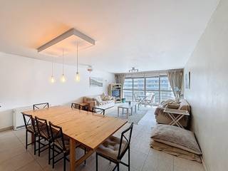 Appartement de type traversant prêt à emménager est idéalement situé au calme mais au centre dans la rue commerçante de Nieuport-Bains, à quelques...