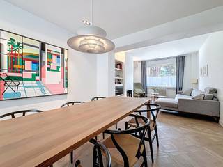 Ligging<br />Deze charmante woning is gelegen in de Diksmuidestraat in Gent, op een toplocatie vlak bij het Miljoenenkwartier en het station Gent-Sint-Pieters. Dankzij de rustige buurt, de goede ontsluiting en de nabijheid van het stadspark is het hier aangenaam wonen én makkelijk pendelen. Het historisch centrum van Gent is vlot bereikbaar met de fiets, terwijl u tegelijk geniet van de rust van een residentiële wijk.<br /><br />Indeling<br />De woning biedt ruimte en karakter met vier volwaardige slaapkamers en een vijfde, kleinere kamer die perfect dienstdoet als bureau of dressing. De leefruimte is ruim en licht, met authentieke elementen die zorgen voor extra charme. Aansluitend bevindt zich een mooie tuin, ideaal om tot rust te komen of gezellig te genieten van de buitenlucht.<br /><br />Troeven<br /><br />Geweldige ligging nabij station en stadspark<br />4 ruime slaapkamers + extra bureaukamer<br /><br />Mooie stadstuin<br />Authentieke elementen en ruime leefruimte<br />Rustige, goed ontsloten buurt<br /><br />Termijn: 18 maanden met zicht op verlenging<br />Beschikbaarheid: 1/01/2027<br /><br />Een ideale gezinswoning of ruime thuisbasis vlak bij het centrum van Gent. Ontdek ze snel!