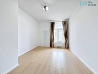 <p>Info en bezichtigingen - 02 315 51 71<br /><br />We Invest heeft het genoegen u deze prachtige, zeer lichte en volledig gerenoveerde studio te presenteren, die ideaal gelegen is en dicht bij alle voorzieningen ligt. De studio bevindt zich op de eerste verdieping van een klein appartementencomplex met lage gemeenschappelijke kosten en bestaat uit een aangename, lichte woonkamer, een moderne ingerichte keuken en een doucheruimte.<br /><br />In deze dynamische en gewilde wijk profiteert u van de directe nabijheid van winkels, openbaar vervoer, scholen en groene zones, met gemakkelijke toegang tot het centrum van Brussel. Een ideaal pand voor een eerste aankoop of een investering.</p>