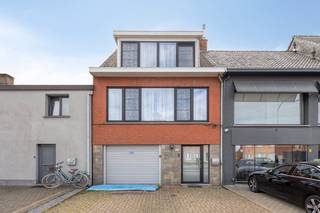 Disposition Rez-de-chaussée :- Hall d'entrée sur sol carrelé.- Garage intérieur (actuellement non utilisé comme garage) avec espace de rangement à l'arrière avec raccordement pour lave-linge et sèche-linge et accès au jardin.- 1 chambre à l'arrière avec vue sur le jardin.Premier étage :- Salon spacieux et lumineux, divisé en salles à manger et salon.- Cuisine rénovée avec tous les appareils nécessaires et de nombreux espaces de rangement.- Salle de bain avec toilettes, douche à l'italienne, lavabo et sèche-serviettes.Deuxième étage :- Deux chambres complètesDétails :- Année de construction : 1972, K.I. 892€- Superficie du terrain : 291 m²- EPC :... kWh/m², électricité non conforme, certificat amiante en préparation.- La maison a été en grande partie rénovée et rafraîchie au cours des 3 dernières années. Finition ultérieure par l'acheteur lui-même. - Emplacement idéal sur la Bredabaan (allée autoroutière à proximité, commerces, écoles,...).- Jardin arrière calme avec beaucoup d'intimité.Intéressé ? Demandez votre visite via veerle.pierar@dewaele.com ou le 03/369.42.50.(ré) Acheter ou (louer) dans le Noorderkempen ?Si vous avez des questions, vous pouvez toujours nous contacter ! Immobilier DewaeleRegistre des mesures: non
