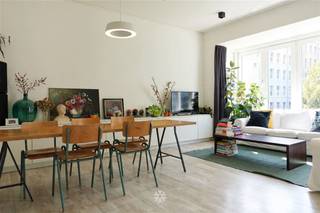 <p><span>GAND - Muinkkaai 6/101 : Vous recherchez </span><span>un appartement aux finitions soignées avec vue sur l'eau</span><span> </span><span>à louer à Gand ?</span><span> Alors lisez vite la suite.</span></p><p><span> </span></p><p><span>Les principaux atouts :</span></p><ul><li><span>Un emplacement de choix, à quelques pas du cœur de Gand</span></li><li><span>De superbes finitions</span></li><li><span>Espaces de vie lumineux</span></li><li><span>Local à vélos et local à poubelles disponibles dans l'immeuble</span></li></ul><p><span> </span></p><p><span>Agencement :</span></p><p><span>Pièce à vivre avec cuisine ouverte équipée (plaque de cuisson, hotte, réfrigérateur avec compartiment congélateur, lave-vaisselle, four combiné), chambre spacieuse avec placards intégrés, débarras avec raccordement pour lave-linge, WC séparé et salle de bains équipée d'une douche et d'un lavabo. L'appartement est équipé de spots encastrés dans chaque pièce. Local à vélos et à poubelles disponible. </span></p><p><span> </span></p><p><span>Informations importantes :</span></p><p><span>Disponible à partir du : 01/01/2027. Domicile obligatoire.</span></p><p><span>Loyer : € 1 500 + €150 de charges. EGW (électricité, gaz et eau) à régler séparément. </span></p><p><span>PEP : B (145 kWh/m² par an)</span></p><p><span> </span></p><p><span>Cet appartement vous intéresse ? Demandez vite une visite via notre site web www.axellenaerts.be !</span></p><p><span> </span></p><p><span> </span></p>