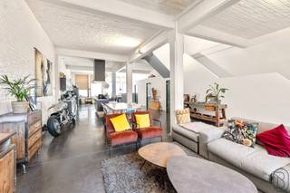 Deze leuke grote loft (285m2!) werd ingericht met behoud van charme en de industriële look werd bewaard. Voorzien van zonnepanelen +...